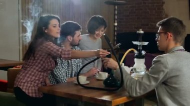 Genç arkadaşlar shisha Cafe nargile Sigara