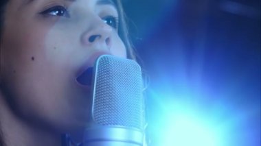 şarkı genç güzel kadın