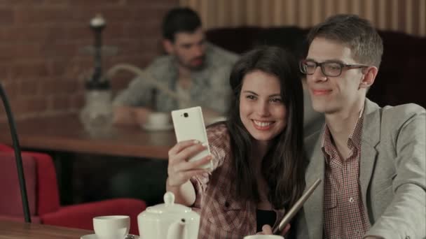 Pár v lásce těší čas v klubu vodní dýmka a pořizování selfie — Stock video