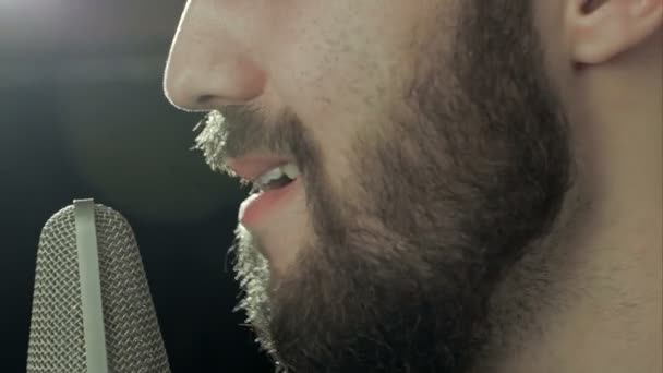 Красивый мужчина поет с микрофоном — стоковое видео