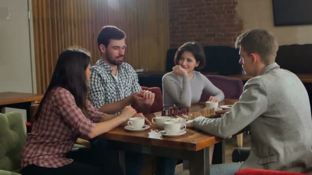 Zwei Männer spielen Schach, Mädchen gucken zu — Stockvideo