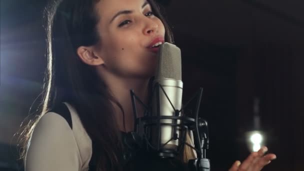 Cantante de pie frente a un micrófono y cantando — Vídeos de Stock