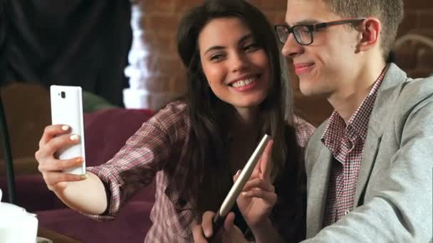 Élégant couple élégant fumant narguilé et fait selfie sur smartphone — Video