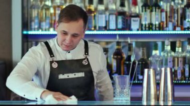 Bar sayaç silme barmen