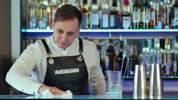 Bartendern avtorkning bardisk — Stockvideo