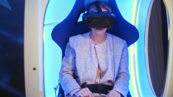 Junge Frau im Virtual-Reality-Headset bereitet sich auf VR-Sitzung vor — Stockvideo