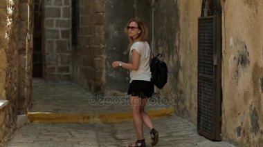 Kadın turist eski sokakları keşfetmek yürüyüş