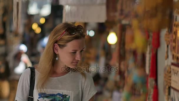 Genç kadın turist eski pazar keşfetmek — Stok video