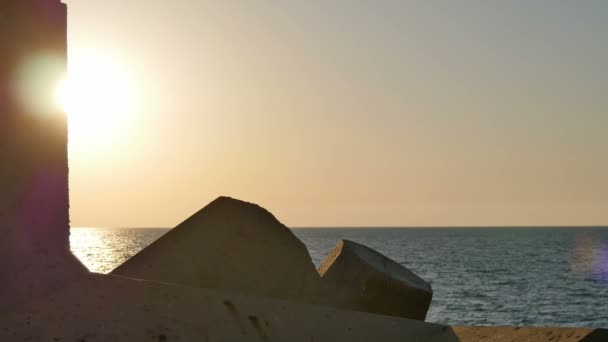 Coucher de soleil sur la mer vue depuis les rochers — Video
