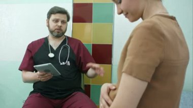 Mutlu doktor hamile kadın, dijital tablet kullanma ile bir cunsultation sahip