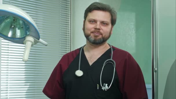 Fotoğraf makinesi içine emin Doktor gülümsüyor — Stok video