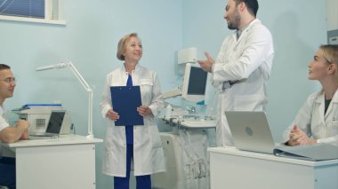 Takım karışık tıbbi personel ofiste gülüyor