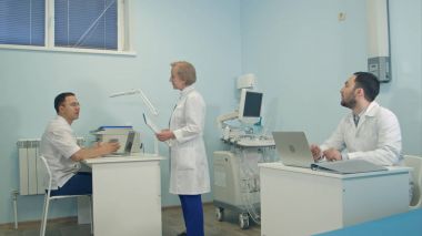 Ofiste çalışan tıbbi personel hastanede yoğun bir gün