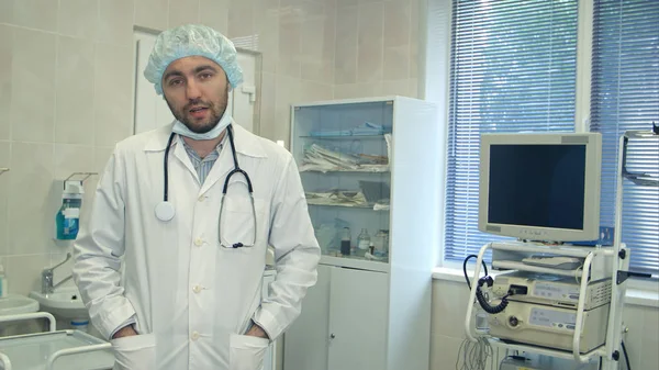 Dokter bedah pria berbicara dengan kamera setelah operasi. — Stok Foto