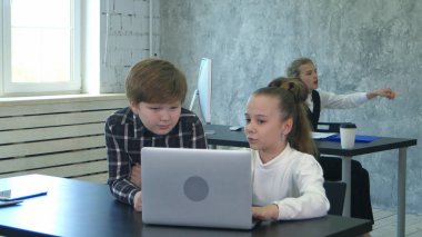 Belgeler ve dizüstü bilgisayar Office ile çalışan küçük ofis çocuklar