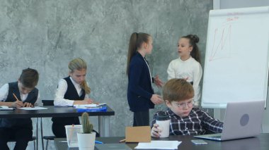 Office işlemde çalışan iş çocuklar