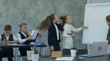 Ciddi sorunlara birlikte tartışırken, flipchart kullanarak ofisinde, çalışkan çocuklar