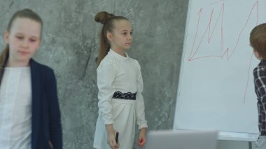 Sorunlar, tartışırken iş çocuklar flipchart Office çizim