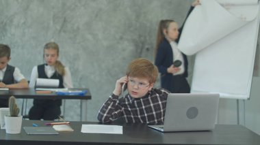 Çocuk Patron telefonda dizüstü bilgisayarda çalışma