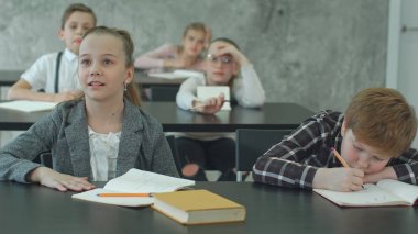 İlkokul çocukları sınıfta öğretmen ile çalışma