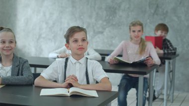 Dersten sonra sınıf uzak çalışan çocuklar