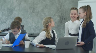 Ofiste çalışkan iş çocuk