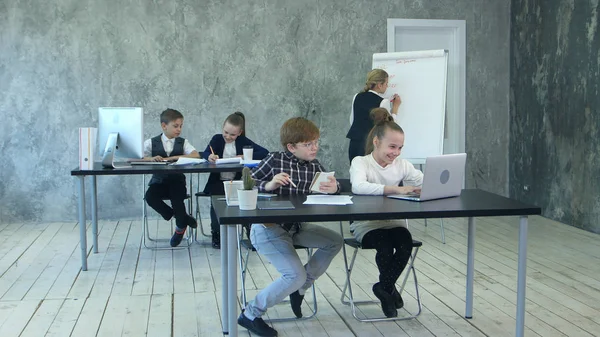 Niños de negocios trabajando en la oficina, usando rotafolios, discutiendo problemas — Foto de Stock