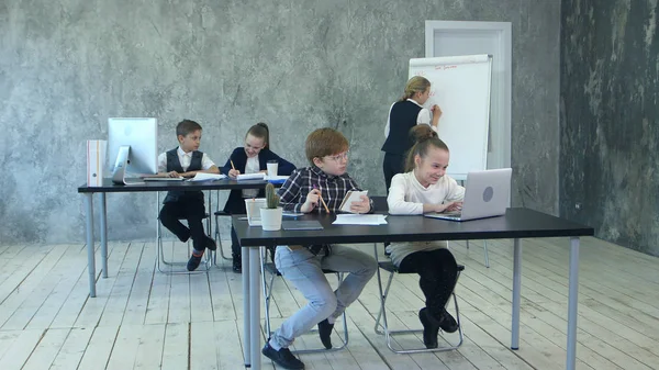 Kleine zakelijke kinderen met drukke dag in kantoor — Stockfoto