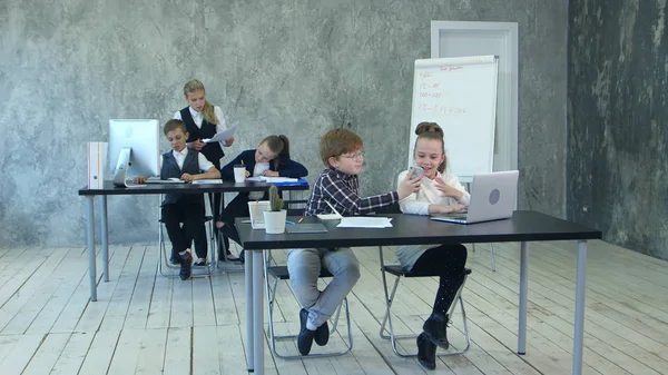 Niños de oficina hablando por teléfono, discutiendo proyectos, trabajando en la computadora portátil en la oficina — Foto de Stock