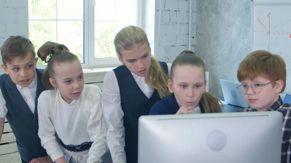 Kleine zakenlieden team staan in de buurt van tabel, kijken naar laptop — Stockfoto