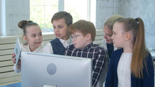 Equipe de crianças de negócios trabalhando juntas no laptop no escritório — Fotografia de Stock