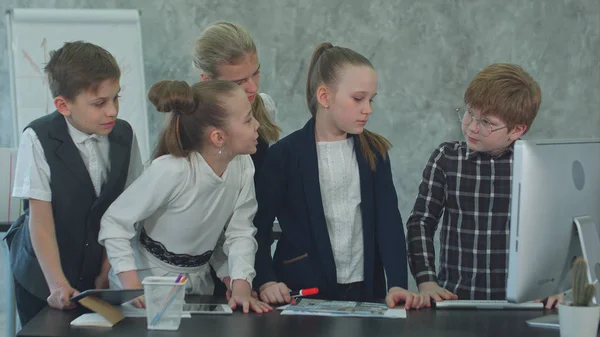 Equipo de negocios para niños que trabaja en la oficina junto con la computadora — Foto de Stock