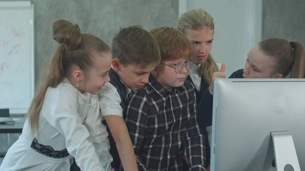 Zakelijke kinderen luid bespreken project in office — Stockfoto