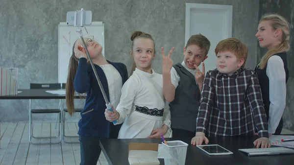Niños de negocios tomando selfie en la oficina — Foto de Stock