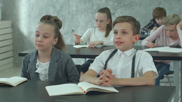 Moe leerlingen tijdens de les in school — Stockfoto