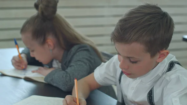 Groep van hispanic studenten in de klas op school tijdens de les — Stockfoto