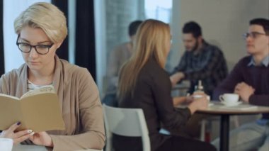 Pazar sabahı yaşam tarzı sahne genç hipster kadın defterini Cafe ile ilgili notlar okuma