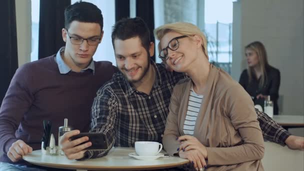 Gruppe fröhlich lächelnder Menschen beim Selbstporträt in einem Café während einer Pause — Stockvideo