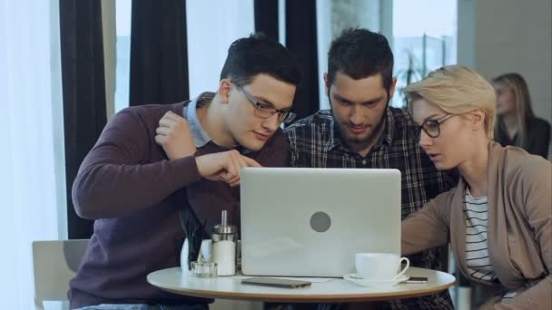 Reunião de colegas de trabalho e planejamento das próximas etapas do trabalho com laptop — Vídeo de Stock