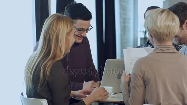 Tripulação de talentosa equipe de negócios masculina e feminina descansando se divertindo e brincando durante a pausa para o trabalho — Vídeo de Stock