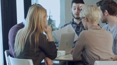 Bir toplantıda meslektaşları ile tartışırken Pazar araştırması kızgın genç adam