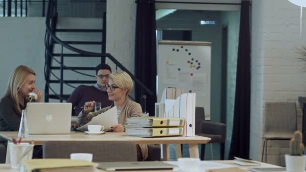 喝咖啡的两个女人在一起打破在办公室 — 图库视频影像