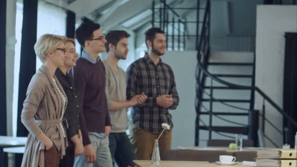 Applaudissements des gens de démarrage d'entreprise dans le bureau en équipe — Video