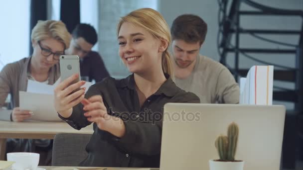 Młoda kobieta interesu Dokonywanie selfie w jej miejscu pracy — Wideo stockowe