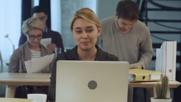 Κλήση βίντεο facetime κουβέντα επικοινωνίας στο γραφείο moder — Αρχείο Βίντεο