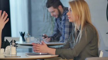 Erkek ve kadın, söz ve içecek içme kahve fren sahip Cafe