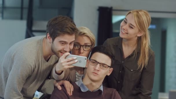 Glimlachende zakenmensen nemen selfie in de vergaderzaal bij creatieve Bureau — Stockvideo