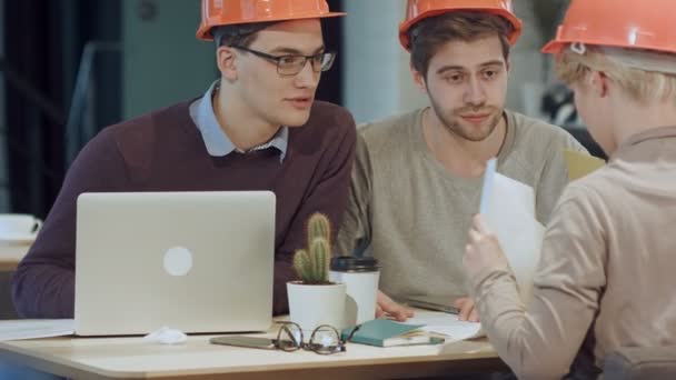 Arquitectos trabajando en oficina en proyecto de construcción — Vídeo de stock