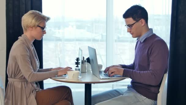 Jonge professionele zakenman en zakenvrouw werken aan een nieuw project op laptop — Stockvideo