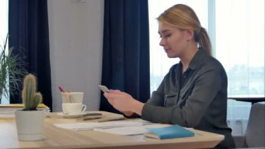 Ofis işçi manifatura smartphone kullanarak onun arkadaşı